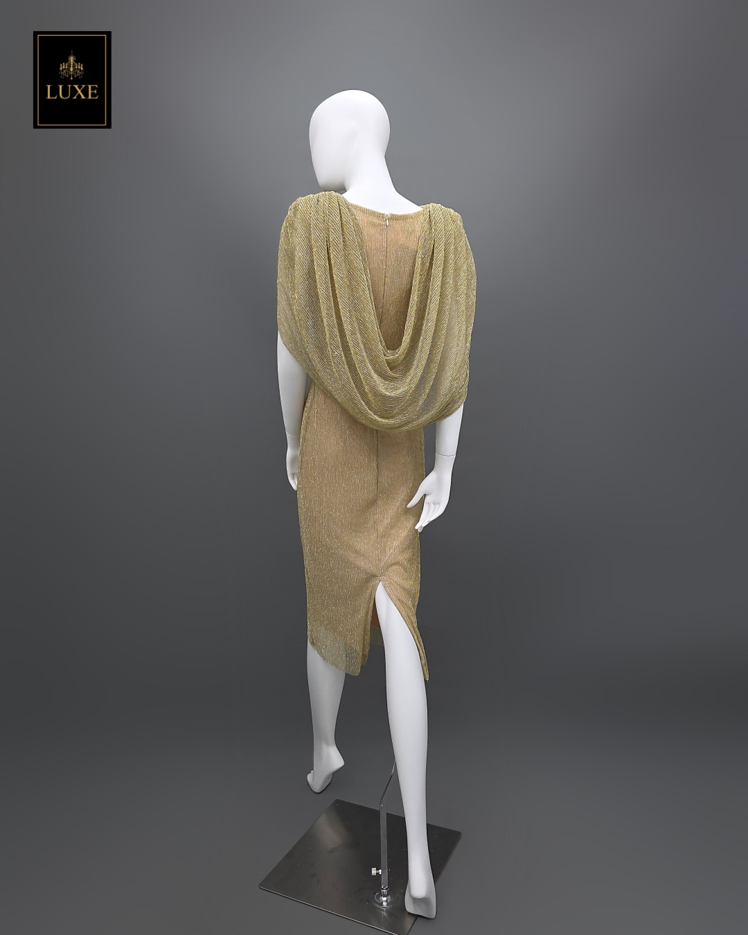 เดรสแฟชั่น เดรสเสื้อวี กระโปรงทรงสอบ มีผ้าคลุมไหล่คอถ่วงด้านหลัง ทำจากผ้าราเม่อัดพลีท