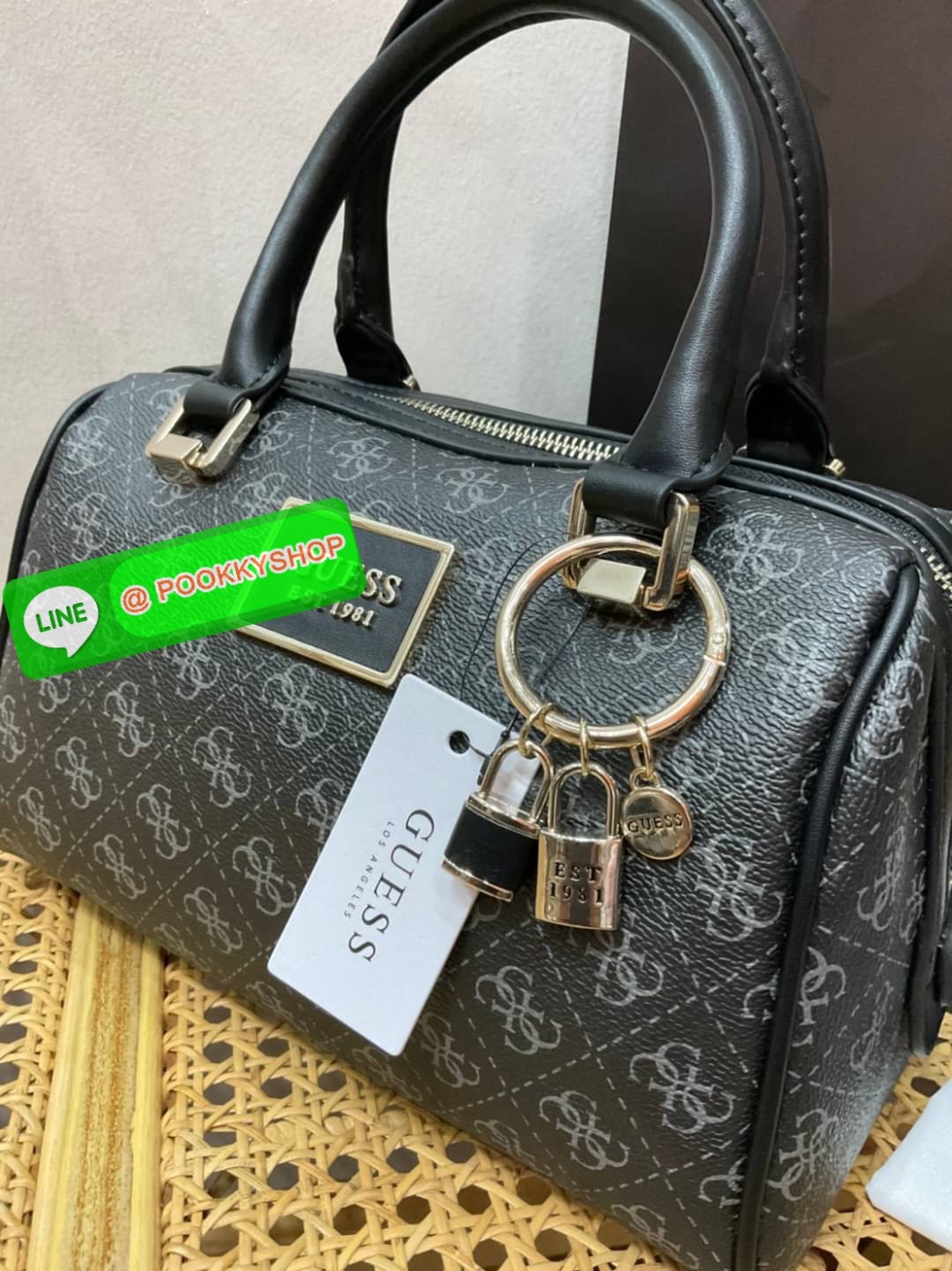 Guess Handbag with Small Shoulder Strap Tyren SG796605 New collection!! Guess ทรงหมอน ขนาดเล็ก ลายซิกเนเจอร์แบรนด์ ทรงหมอนยอดฮิต มีให้เลือก 5 สี สีสวยคลาสสิก เข้ากับง่ายกับทุกชุด ปิด/เปิด ด้วยซิป ภายในโล่งกว้าง แยกเป็นสัดส่วนใช้งาน ซับในตราแบรนด์