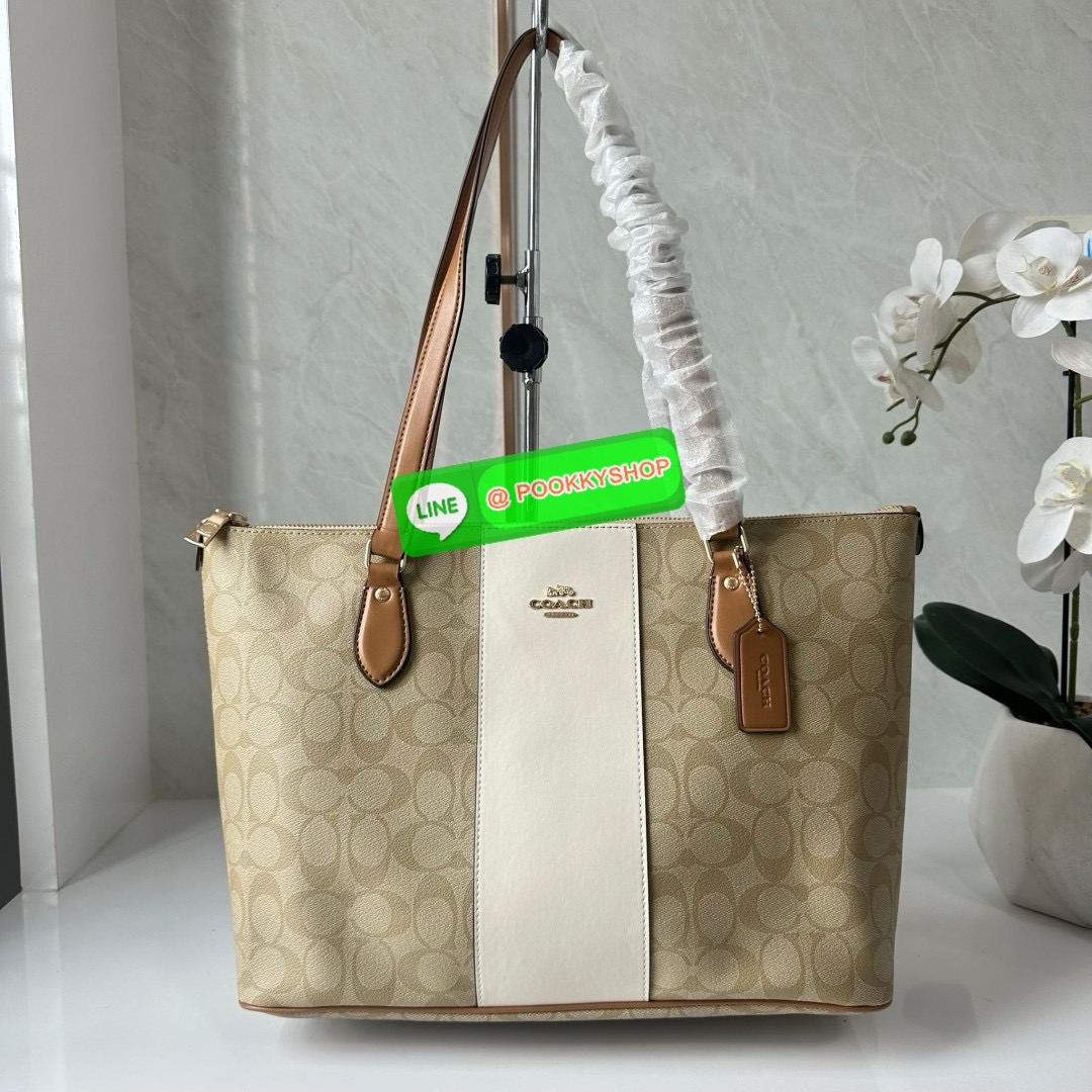 Coach Gallery Tote In Signature Canvas With Stripe (CR121) 🔖กระเป๋าทรงโท้ทใบใหญ่ ทรงช้อปปิ้ง โดดเด่นด้วยหนังตัดแทบด้านหน้า 🔖วัสดุ : หนังแคนวาสตัดหนังแท้ 🔖เปิด-ปิดด้วยซิปด้านบน ภายในโล่ง มีช่องซิป1ช่อง สามารถ ใส่แฟ้มเอกสารได้