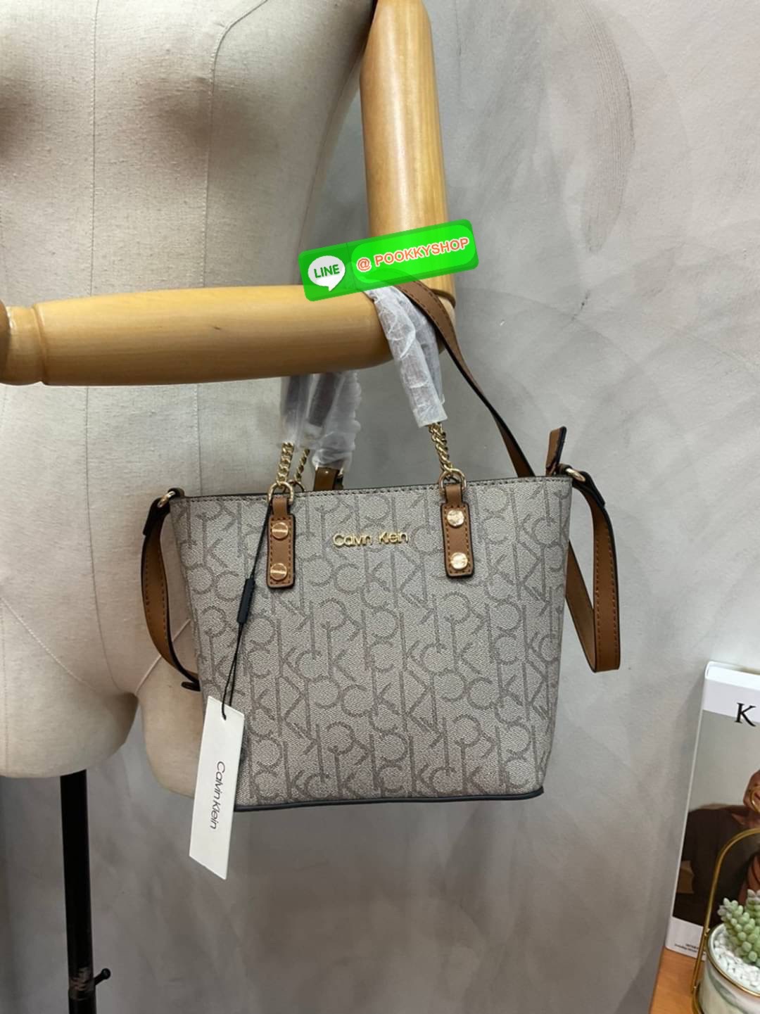 Calvin Klein Monogram Shopping Bag คอลเลคชั่นใหม่ล่าสุด ของมันต้องมี สวยหรูดูแพงมาก สำหรับรุ่นนี้!!! กระเป๋าถือ/สะพาย Crossbody รุ่นใหม่ชนช้อป รุ่นยอดนิยม วัสดุ PVC คุณภาพดี น้ำหนักเบา ด้านหน้าประดับด้วยโลโก้แบรนด์ ตัวกระเป๋าลาย monogram สวยหรู รอบใบ มาพร