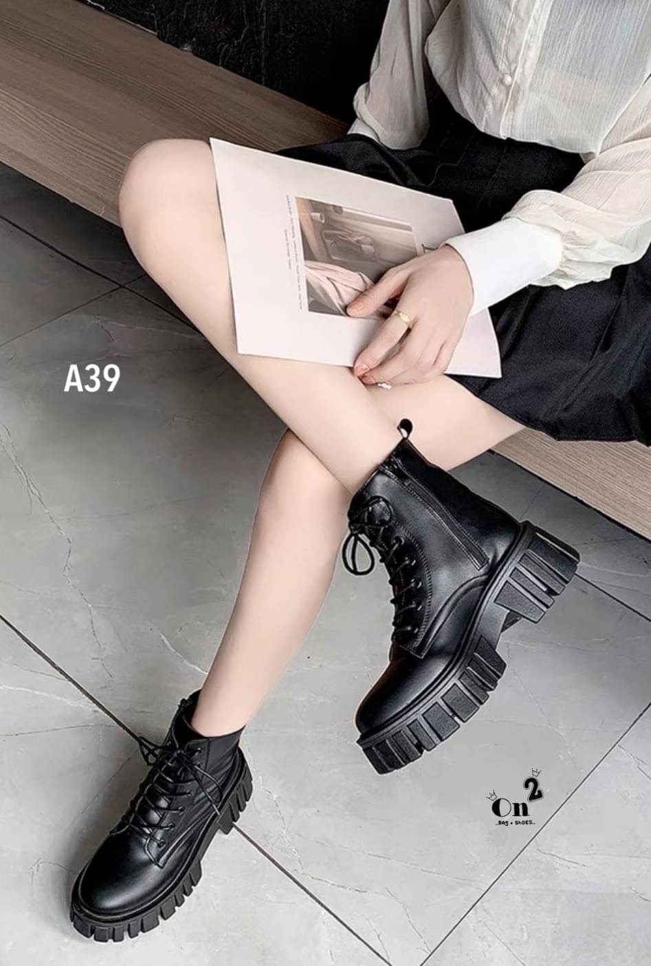 ลุคสนามบินออกบ้านทั้งทีรองเท้าต้องไม่ธรรมดาคร่า บูทเที่ยวเขา แค้มป์ปิ้งเดินป่า เช็คอินรีสอท หรือคาแฟ่สวยๆฟิวเมืองนอกเกร๋ๆ ถ่ายรูปสวยมากกและที่สำคัญบูทคู่นี้สวยแมทช์กับชุดได้ง่ายมากๆค่ะ