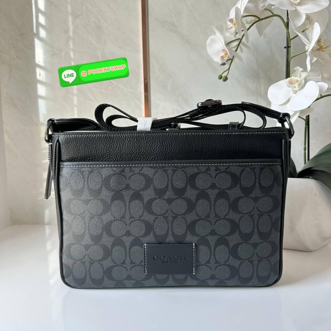 COACH DISTRICT CROSSBODY IN SIGNATURE CANVAS CH078 🔖กระเป๋าสะพายคอสบอดี้ทรงสีเหลี่ยม 🔖วัสดุ : canvas, ตัดขอบหนัง pebble leather 🔖 เปิด-ปิดแบบซิป ด้านในมีช่องซิปและช่องอเนกประสงค์ ปิดด้วยซิปด้านบน ซับในผ้า มีช่องซิปและช่องเก็บของด้า