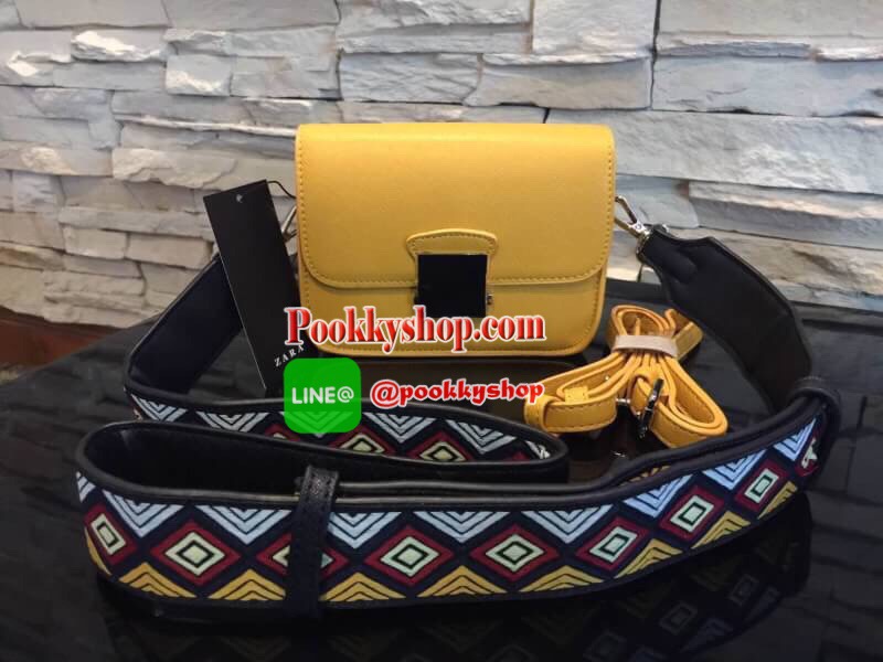 Don't Miss! Best Seller! ZARA CROSSBODY WITH 2STRAPS กระเป๋าถือหรือสะพายทรงคลัชรุ่นยอดนิยมวัสดุหนัง Saffiano อยู่ทรงสวยหรูสไตล์ PRADA แข็งแรงทนทาน ดีไซน์เก๋ไม่ซ้ำใคร เปิดปิดด้วยตัวล๊อคเอกลักษณ์ของ ZARA ภายในมีโลโก้ สามารถใส่มือถือ iphone7+ ได้ โดดเด่