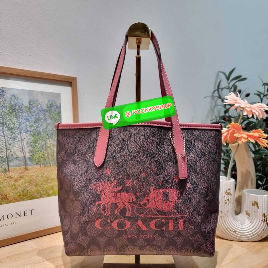 COACH CN183 MINI CITY TOTE IN SIGNATURE CANVAS WITH HORSE AND SLEIGH 🔆 Details รุ่นขายดี กับดีไซน์ใหม่ต้อนรับเทศกาลคริสต์มาสและปีใหม่ กระเป๋าทรงโท้ท ไซส์มินิ น่ารักน่าใช้แบบสุดๆ กะทัดรัด พกพาสะดวก ภายในโล่งกว้าง