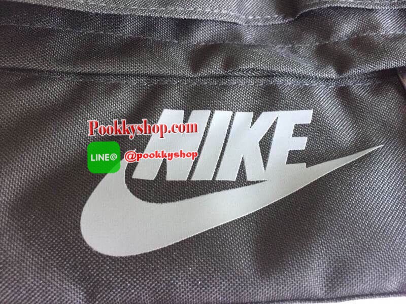 Brand : NIKE รุ่น TECH HIP PACK Detail : กระเป๋าขนาดพอเหมาะ คาดเอว สะพายข้าง หิ้วแบบชิวๆ เปิดปิดด้วยซิป 3 ช่อง (2 ช่องใหญ่ 1 ช่องเล็ก) โลโก้ด้านหน้า Nike เด่นชัด ภายในมีช่องใหญ่บนสุด มีช่องซิปเล็ดตาข่ายอีก 1 ช่อง บรรจุของได้จำนวนมาก ช่องเล็กด้านหน้าสามารถ