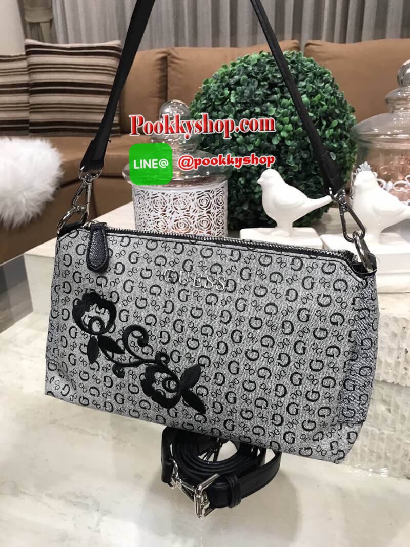 GUESS SHOULDER BAG WITH EXTRA STRAPS 2018 กระเป๋าสะพายรุ่นใหม่หนังสวยอยู่ทรงสกรีนโลโก้แบรนด์รอบใบปักดอกไม้โดดเด่นตามคอนเซ็ปคอลเลคชั่นนี้ รุ่นนี้พิเศษที่มาพร้อมสายสะพาย2สาย ทั้งสายสั้นสะพายไหล่และสายยาว Crossbody ถอดปรับได้ เปิดปิดด้วยซิป ภายในมีช่องแบ่ง3ช