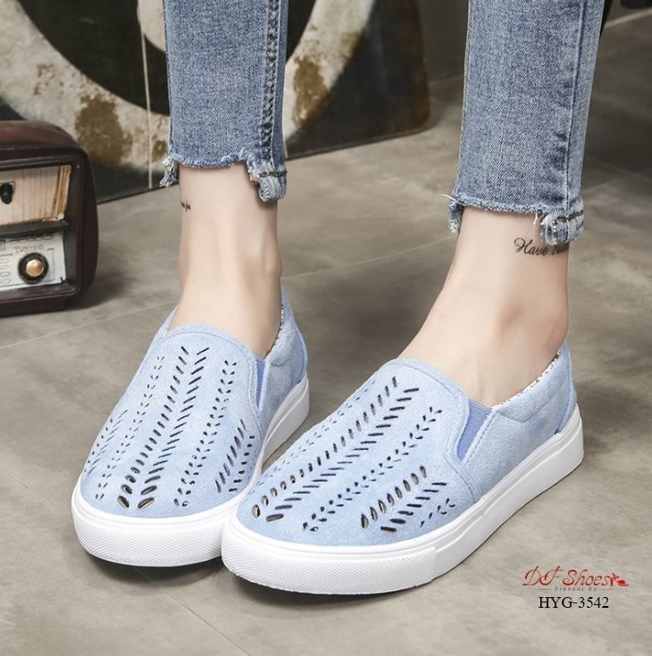 สินค้าพร้อมส่ง รองเท้าลำลองนำเข้า วัสดุผ้าสักหลาดฉลุ ระบายอากาศดี ด้านในซับในด้วยผ้า พื้น PU กระชับเท้าค่ะ