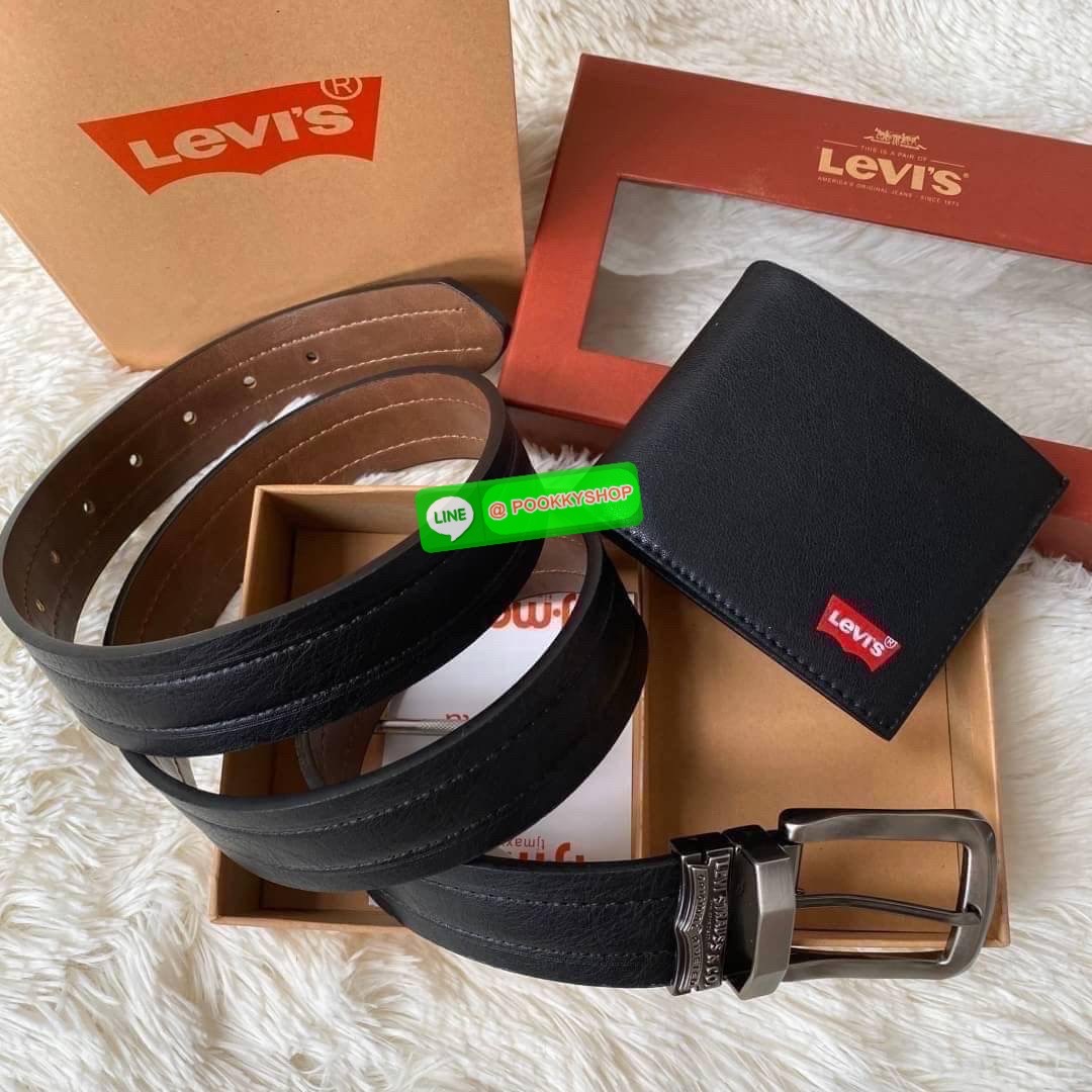 กระเป๋าสตางค์+เข็มขัด Levi's กระเป๋าด้านหน้าปั๊มโลโก้แบรนด์ด้านในมีช่องใส่บัตร และมีช่องใส่ธนบัตร 2 ช่อง ส่วนตัวเข็มขัด Levi's หัวเข็มขัดเป็นแบบลำลอง ด้านหน้าปั๊มอักษรแบรนด์ ตัวสายสีน้ำตาลดำ ด้านหลังปั๊มชื่อแบรนด์ มีแท็กป้ายติดตัวเข็มขัด