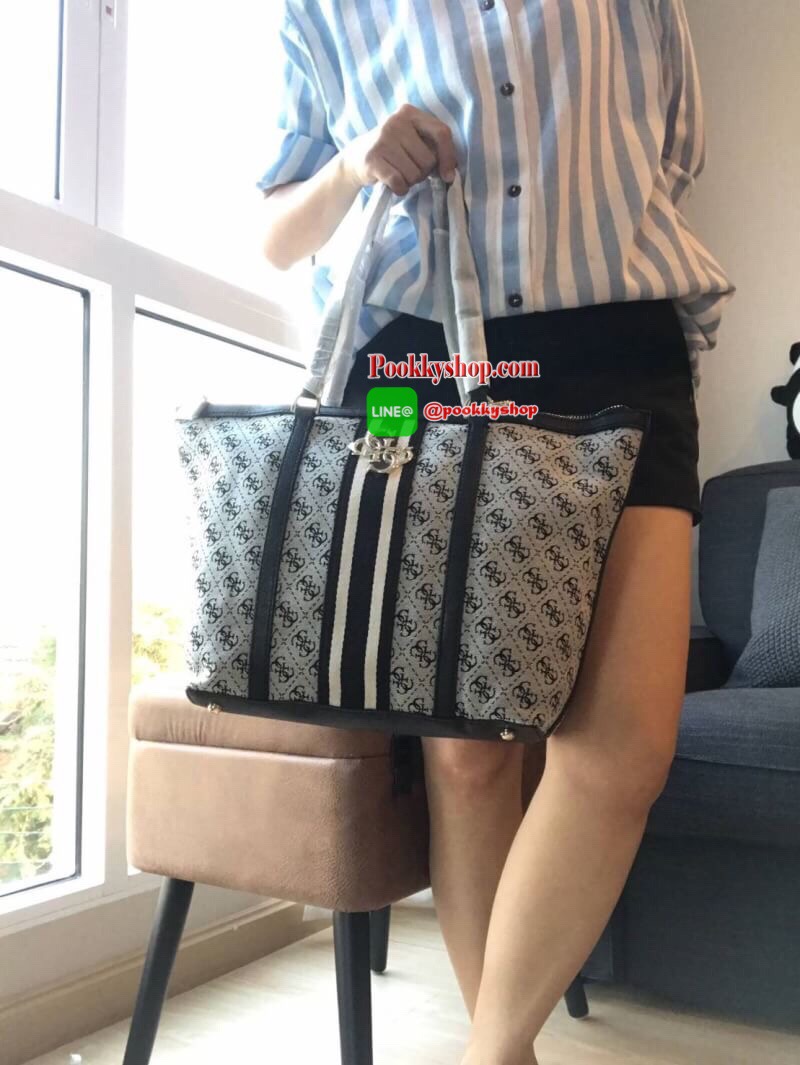 Guess Factory Large Tote Handbag กระเป๋าถือทรงช้อปปิ้ง สไตล์วิลเทจ น้ำหนักเบา มีหมุดรองฐานกันรอย เปิดปิดด้วยซิปด้านบน ด้านหลังมีช่องเพิ่มอีก1ช่อง สกรีนลายsignature รอบใบประดับtagเป็นโลหะและหนัง ถอดแยกใช้งานได้ ใบใหญ่ใส่หนังสือนิตรสาร ราคาสุดคุ้มเลยคร้า!!