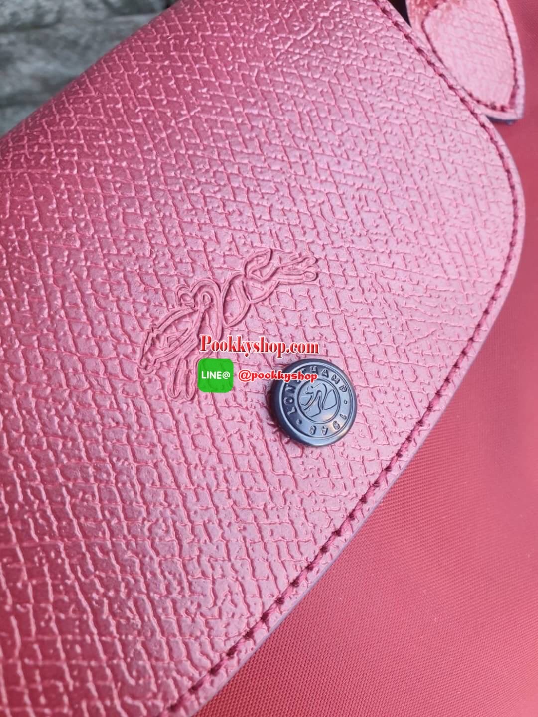 Longchamp Le Pliage Club Tote Bag Size L หูยาว วัสดุเนื้อผ้า Nylon Canvas เคลือบกันนำ้ ตัดด้วยหนังแท้ที่มีน้ำหนักเบา ดีไซน์เรียบง่ายแต่เต็มไปด้วยความคลาสสิก จนเป็นที่ชื่นชอบไปทั่วโลก Longchamp ปรับโฉม LE PLIAGE ด้วยการปักลายรูปม้า-ตราสัญลักษณ์ของแบรนด์บนผ