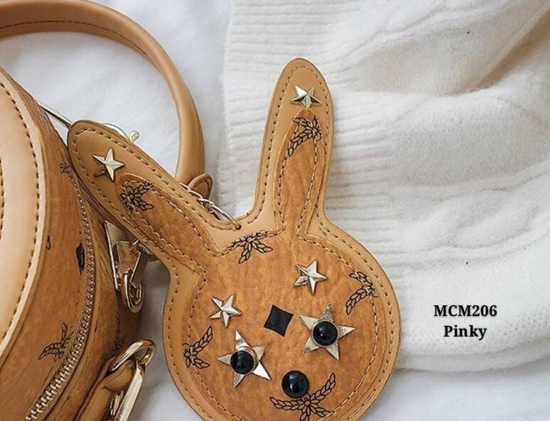 กระเป๋าสะพายทรงกลมสไตล์mcm งานนำเข้าน่ารักสุดๆ ทรงกลมแข็งแรง อยู่ทรง ซิปดี ด้านในกว้าง สายสะพายถอดได้ ถือก็น่ารัก เด่นสุดพร้อมด้วยปอมเข้ากัน แต่งหมุดแน่นๆ สวยอย่าบอกใคร