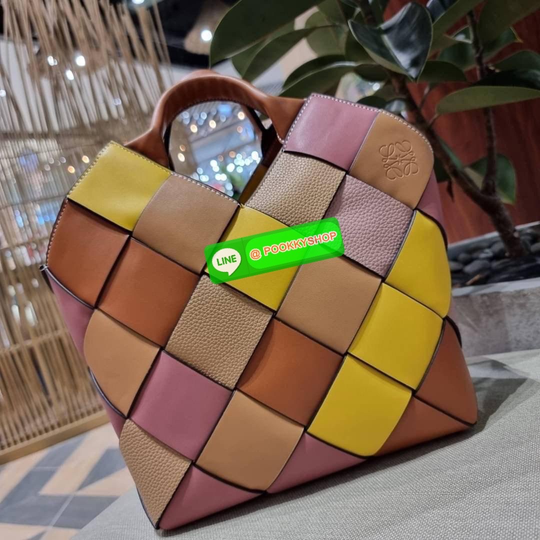 LOEWE SURPLUS LEATHER WOVEN BASKET BAG IN CLASSIC CALFSKIN ใหม่ล่าสุดและสวยที่สุด กระเป๋าสะพานที่ถักทอด้วยความปราณีต โดดเด่นด้วยสีที่จับมาคอนทราสได้ลงตัว ใบใหญ่จุได้แบบเน้นๆ วัสดุหนังวัวแท้เต็มใบ หรูเลิศ ปากกระเป๋ามีสายหนังสำหรับผูกรวบปากกระเป๋า ภายในโล่ง