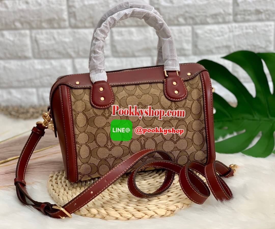 COACH IVIE BENNETT SATCHEL IN SIGNATURE JACQUARD BAG ✔️วัสดุผ้าJACQUARD +pvc ✔️ป้ายห้อยเป็นโลหะแบรนด์ ✔️เปิดปิดกระเป๋าแบบซิป ภายในใส่กระเป๋าสตางค์ใบยาวได้ ของอื่นๆจุค่ะรุ่นนี้ ✔️สายสะพายถอดออกได้ เลื่อนปรับระดับได้นะคะ