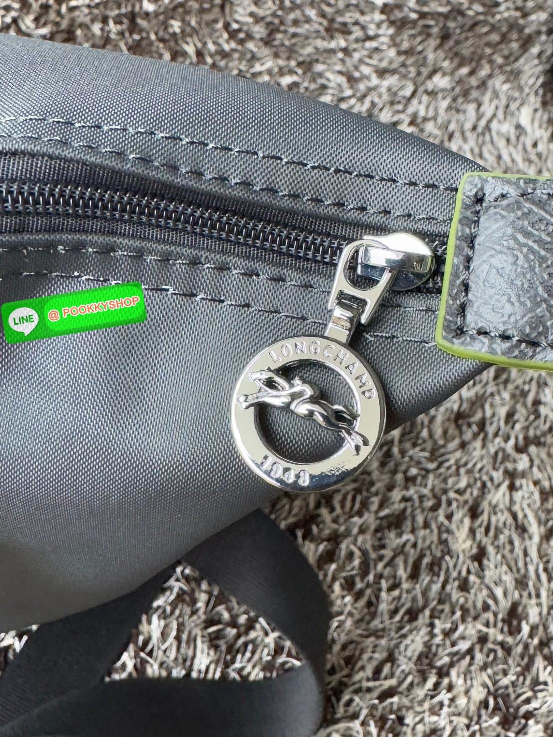 💕LONGCHAMP LE PLIAGE M BACKPACK กระเป๋าเป้น้ำหนักเบาพิเศษนี้ผลิตจากผ้าใบไนลอนรีไซเคิลที่ทนทานและพับเก็บได้ เหมาะสำหรับทุกโอกาส การออกแบบอเนกประสงค์และมีพื้นที่ภายในกว้างขวางที่สามารถเก็บแล็ปท็อปหรือโน๊ตบุ๊กได้ ในขณะที่สายสะพาย ปรับระดับได้ แมตช์ได