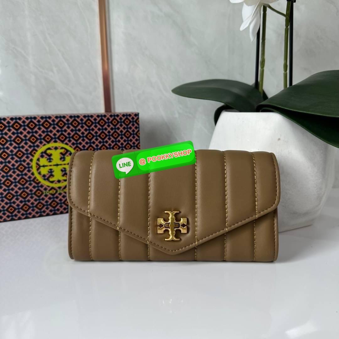 TORY BURCH KIRA CHEVRON POUCH KEY FOB 📍กระเป๋าสตางค์ใบยาว รุ่นใหม่ ทรงคลาสสิค 📍เปิด-ปิดด้วยอะไหล่บิดล็อค 📍ภายในมีช่องซิปตรงกลางสำหรับใส่เหรียญ ช่องใส่ธนบัตรและช่องใส่บัตร 📍วัสดุหนังแกะแท้ 📍จัดระเบียบกระเป๋าสตางค์ได้