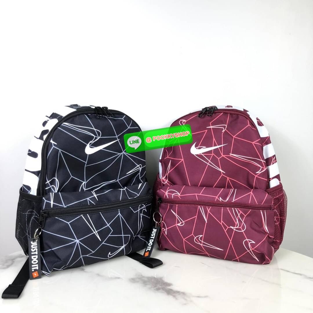 กระเป๋าเป้ NIKE ด้านหน้ามีช่องซิป 1 ช่อง ด้านบนเป็นซิปคู่ ด้านในโล่ง ด้านข้างมีช่องใส่ขวดน้ำได้ทั้ง 2 ข้างค่ะ หูหิ้วด้านบนสูง 4 cm สายสะพาย สามารถปรับได้ Free Size