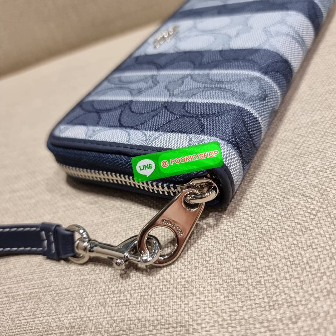 COACH C8313 LONG ZIP AROUND WALLET WITH SIGNATURE JACQUARD WITH STRIPES พร้อมเสิร์ฟความเลิศหรู ใหม่ล่าสุด กระเป๋าสตางค์ใบยาวกึ่งคล้องมือ ดีไซน์ผู้ดี๊ผู้ดี รุ่นขายดี ถือใช้คือขับผิวสุด!! วัสดุผ้า jacquard ลวดลายดูแพง มาพร้อมสายคล้องมือ ถอดออกได้ ภายในใส่บั