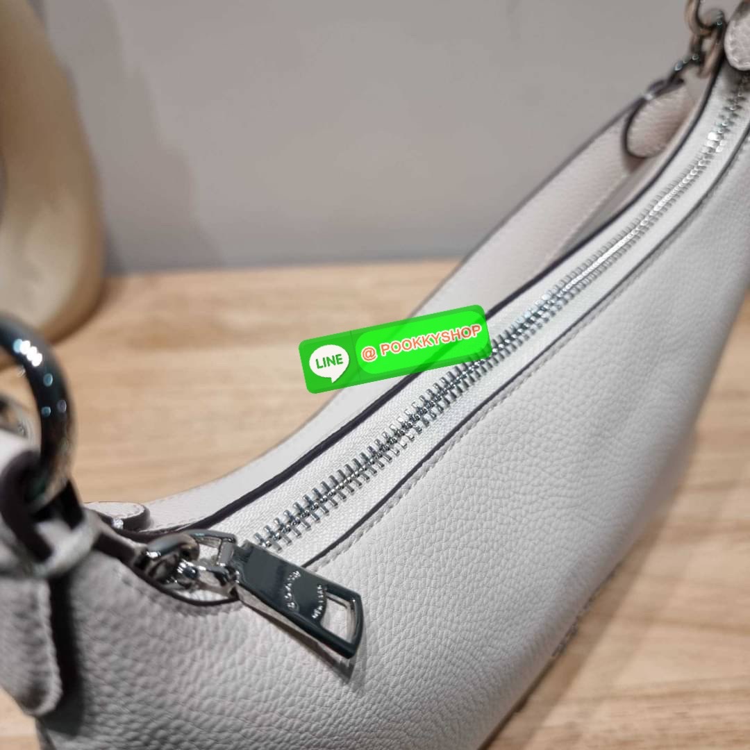 COACH CE620 PAYTON HOBO IN SIGNATURE CANVAS คอลเลคชั่นใหม่ 2023 มาแรงเกินต้าน ด้วยรูปทรงโฮโบสุดคลาสสิค สะดวกใช้ได้ในทุกวัน ขนาดกะทัดรัด แต่จุของได้เต็มที่ วัสดุหนังแคนวาสเคลือบลาย น้ำหนักเบา เปิดใช้งานด้วยซิป สายสะพายในตัวหนังสลับโซ่ ภายในเป็นช่องโล่ง ใส่