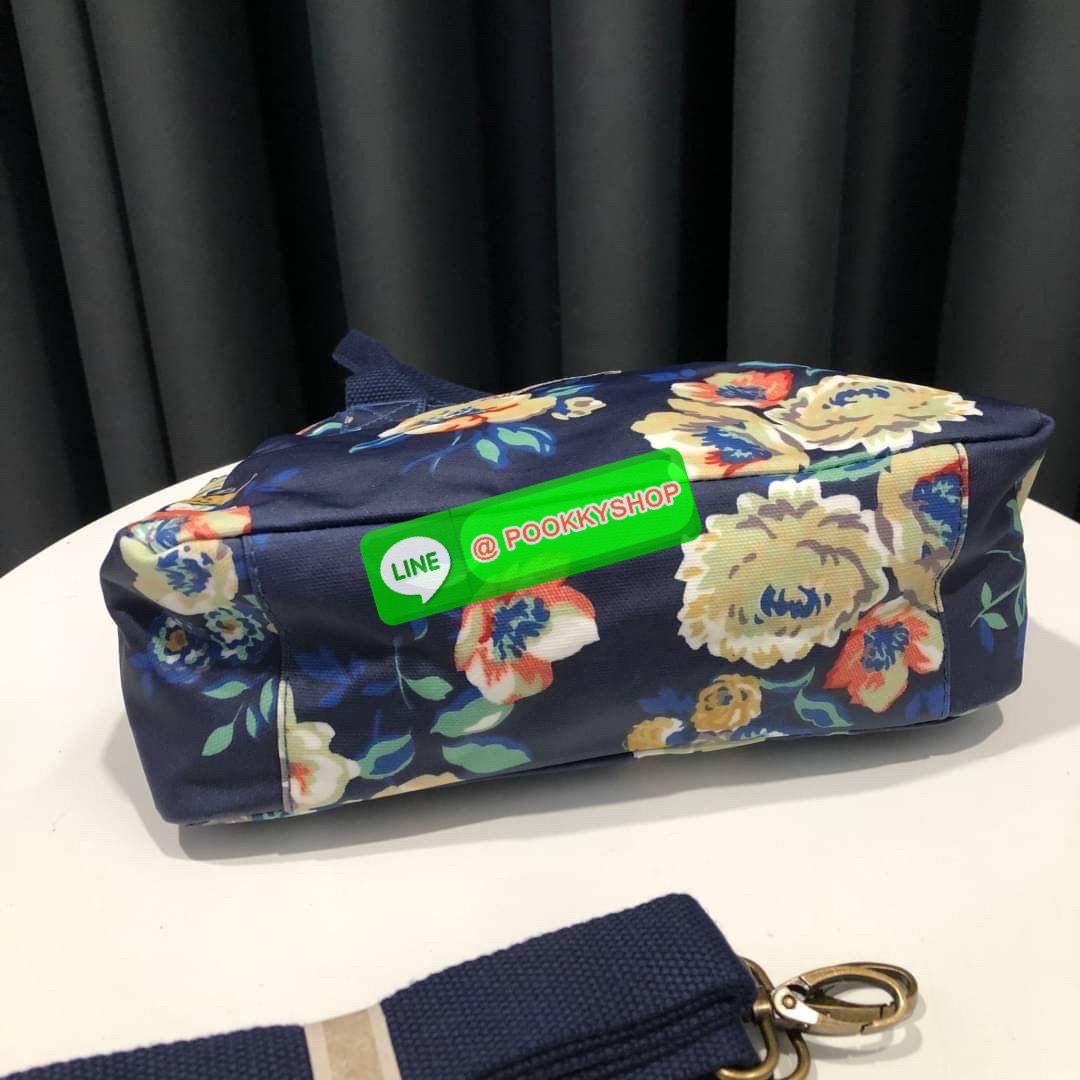 Cath Kidston Mini day Bag กระเป๋าถือหรือสะพายสุดชิค เหมาะสำหรับใช้สะพายในวันทำงานหรือวันสบายๆ เก็บของใช้ระหว่างวันได้เยอะค่ะ เปิด-ปิดด้วยซิป ด้านในมี 1ช่องใหญ่ ช่องซิป 1ช่องและช่องเล็กให้แยกเก็บมือถือของจุกจิก สวยคุ้มมากๆ มีหูจับ มาพร้อมสายสะพายยาวปรับระด