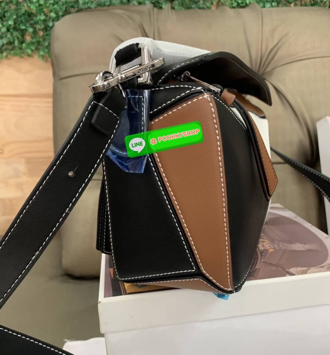 NEW IN! LOEWE CROSSBODY BAG VIP GIFT WITH PURCHASE (GWP) กระเป๋าถือหรือสะพาย Limited Edition จาก LOEWE PERFUME DUTYFREE COUNTER วัสดุ Leather Calfski หนังแท้ (หนังวัว) งานสวยตั้งอยู่ทรง สีสันสดใสทูโน ขนาดกำลังดี น้ำหนักเบา อะไหล่เงิน