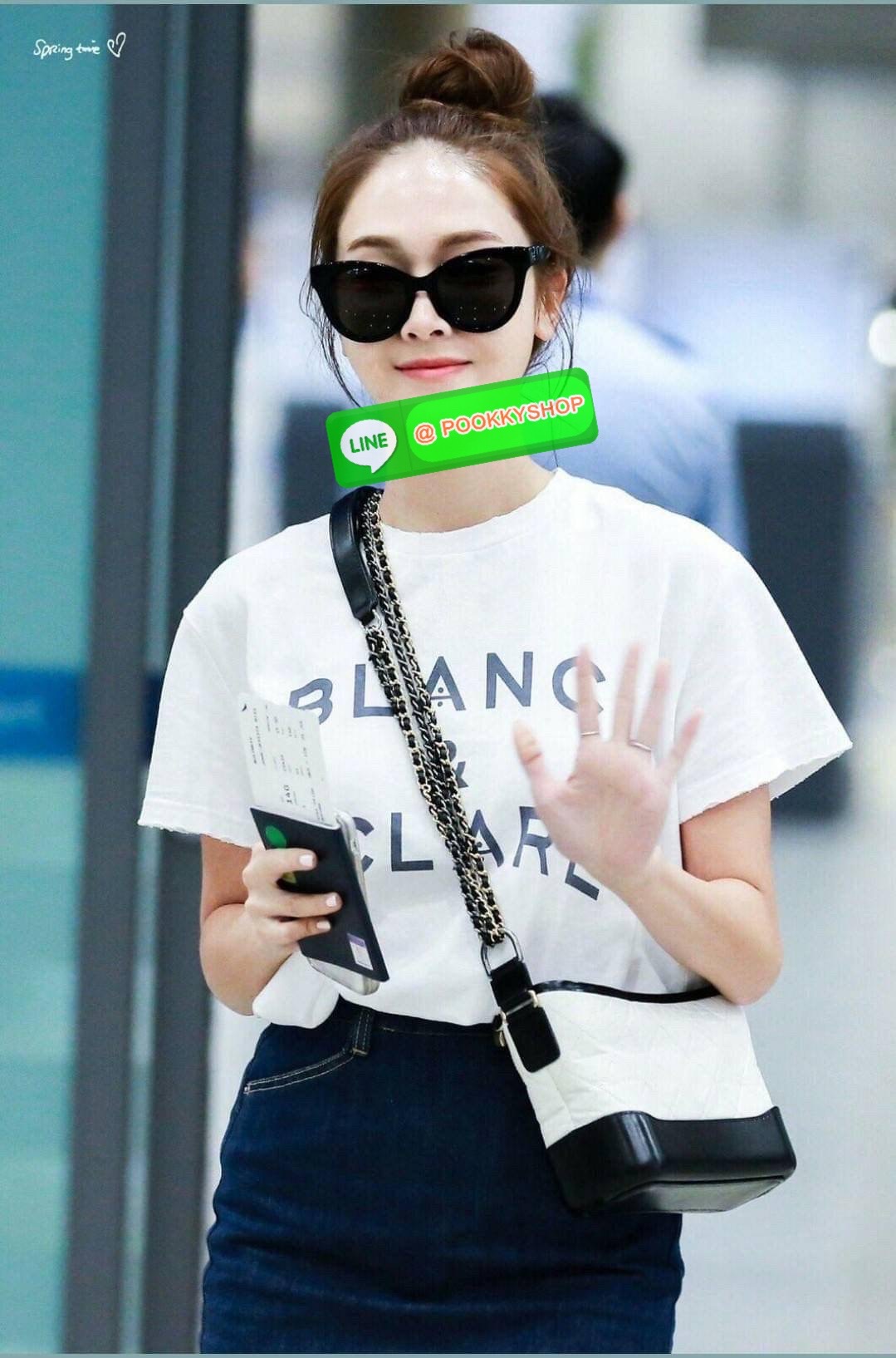 RESTOCK!! LIMITED SHOULDER BAG พรีเมี่ยมกิ๊ฟ Chanel ไซส์คลาสสิค กระเป๋าสะพายข้าง/ไหล่ หนังสังเคราะห์ นิ่ม หรู มาพร้อมพวงกุญแจสัญลักษณ์แบรนด์ พิเศษ!! สายคล้อง jumbo font เพิ่มดีเทลความแพง อะไหล่พร้อมโซ่สะพายสีทองสลับสีเงินรมดำ สามารถสะพาย crossbody หรือสะพ