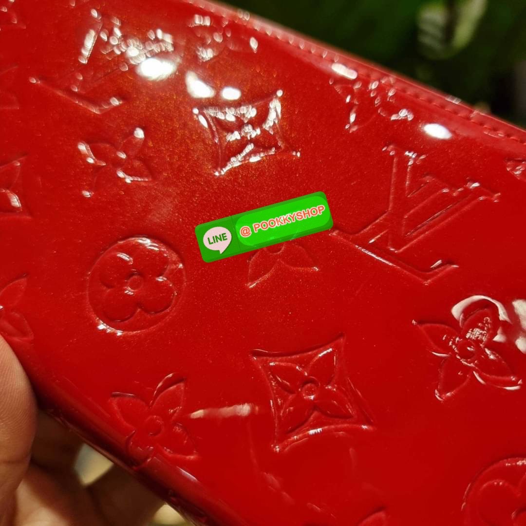 NEW IN!! LV long zip wallet with gwp กระเป๋าสตางค์พรีเมี่ยมกิ๊ฟ ดีไซน์ล่าสุด หนังแก้ววิบวับ หรูหรามาก ใบยาวขนาดกำลังเหมาะมือ ถือแล้วขับผิว ถือออกงานก็คือเลิศ วัสดุหนังแก้วเคลือบผิวกลิตเตอร์ เล่นกับแสงสวยมาก เปิด-ปิดด้วยซิปรอบ ภายในมีช่องใส่บัตรเยอะมาก มีช