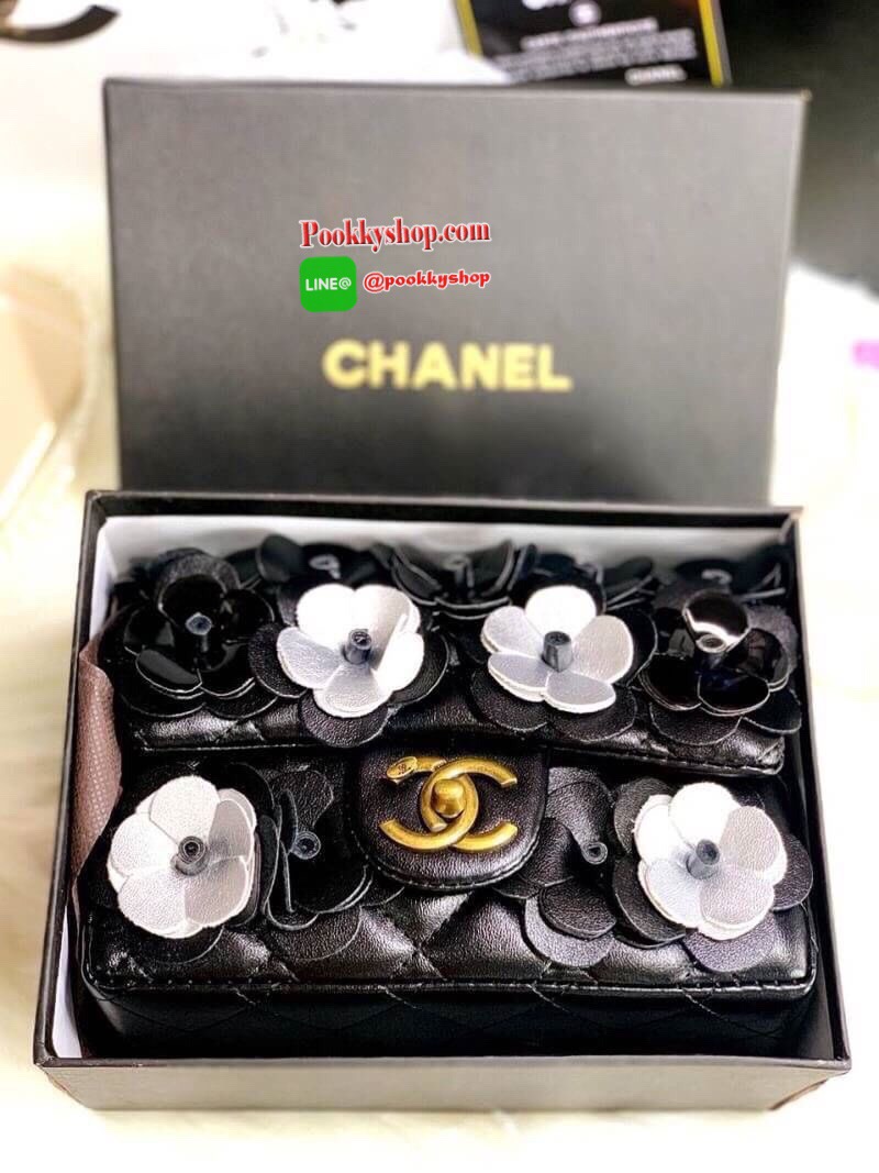 New Chanel Camellia Beauty 💄ลายดอกคามีเรีย อันเป็นสัญลักษณ์แบรนด์ เปิดปิดด้วยตัวล๊อกหมุน มีสายสะพายร้อยหนัง สะพายได้ 2 แบบ ซับในหนัง ใส่มือถือได้ทุกรุ่น กระเป๋าสตางค์ใบกลาง ของใช้อื่นๆได้