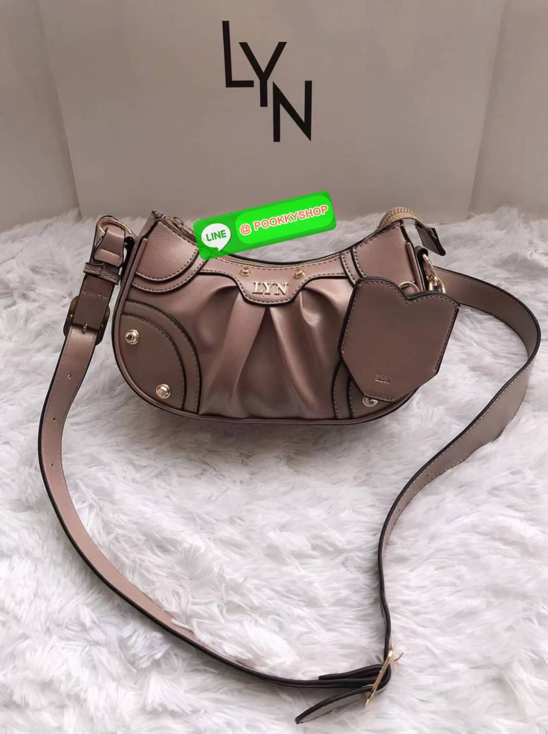 Lyn แท้ Outlet รุ่น Boogie ดีไซน์เรียบง่าย แมชท์ได้ทุกลุค มาพร้อมสายสะพายยาว ปรับระดับได้ เปิดปิดด้วยซิปด้านบน