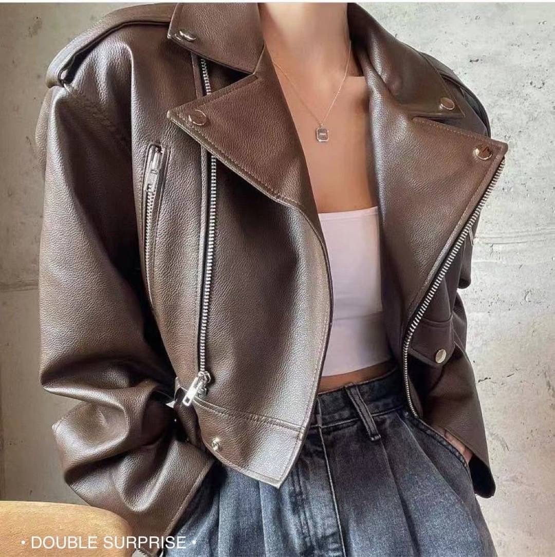 NEW ARRIVALS เสื้อJACKETหนัง คอปกทรงสวยเลยค่ะ งานติดซิปด้านหน้าและปลายแขน เจาะกระเป๋ารูดซิปได้ ชายเสื้อมีเข็มขัด งานมีซับในอย่างดี ใส่สวยทั้ง2สี น่ารักมากๆค่ะ (DOUBLE SURPRISE bydressmepls.)