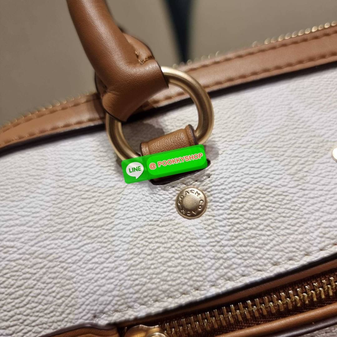 COACH CA149 ROWAN SATCHEL IN BLOCKED SIGNATURE CANVAS สีเข้าใหม่ตัวท็อปอีกหนึ่งรุ่น กับกระเป๋าทรงหมอน ดีไซน์คัลเลอร์บล็อค โทนสีตัดกันอย่างลงตัว ใช้งานง่าย ตอบโจทย์ทุกลุค ทุกสไตล์ มาพร้อมหูจับในตัว และสายครอสบอดี้ วัสดุหนังแคนวาสสลับหนังแท้ มีซิปด้านหน้า แ