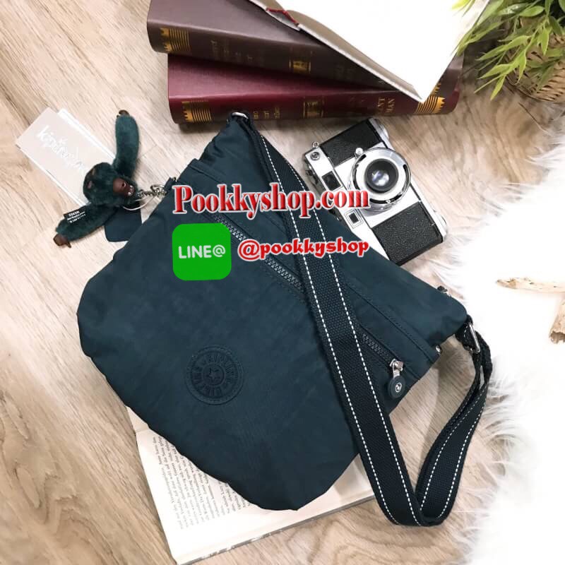 พร้อมส่งรุ่นยอดนิยม! KIPLING ART O SHOULDER BAG กระเป๋าสะพายรุ่นใหม่ล่าสุดวัสดุ Nylon+Polyester 100% เปิดปิดด้วยซิปสะดวกใช้ หัวซิปเเบรนด์ ภายในมีช่องซิป ช่องใส่มือถือและสายคล้องพวงกุญแจ ด้านหน้ามี2ช่องซิป ด้านหลังมี1ช่องซิป พร้อมสายสะพายยาวเลื่อนปรับได้จะ