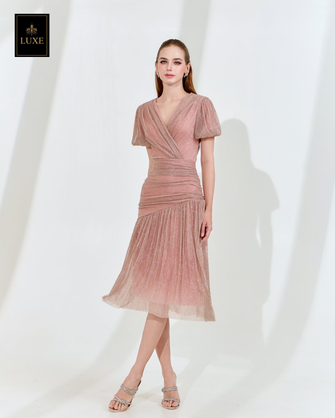 เดรสแฟชั่น เดรสเสื้อคอป้าย แขนบอลลูน กระโปรงเฉลียงทรงเข้ารูป ต่อจีบรูด