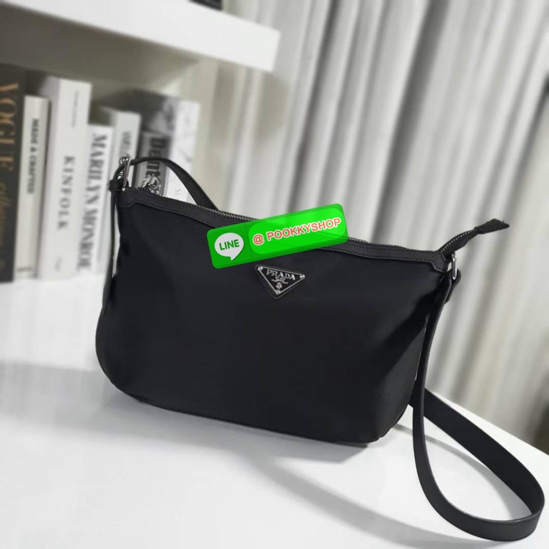 Best Seller! จากงานพรีเมี่ยมกิ้ฟ จากเคาเตอร์ต่างประเทศ จากแบรนด์ PRADA ค่า เป็น กระเป๋าผ้าไนล่อน ตามแบบฉบับของแบรนด์ เลิศมาก สะพายเป็น shoulder bag หรือ Crossbody ก็ได้คะ ขนาดกำลังดีคะ ตัวกระเป๋าเบามาก เปิดปิดด้วยซิปรูดด้านมีช่องซิปแยกใส่ของ สามารถใส่มือถ