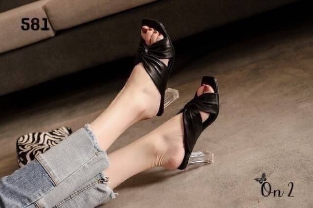 รองเท้าส้นสูง ส้นแก้วดีไซน์หน้าไขว้หนังนิ่มพื้นช่วงหน้าหัวตัดใส่แล้วช่วยให้เท้าดูขาวเรียวสวย มา 2 สีค่ะ