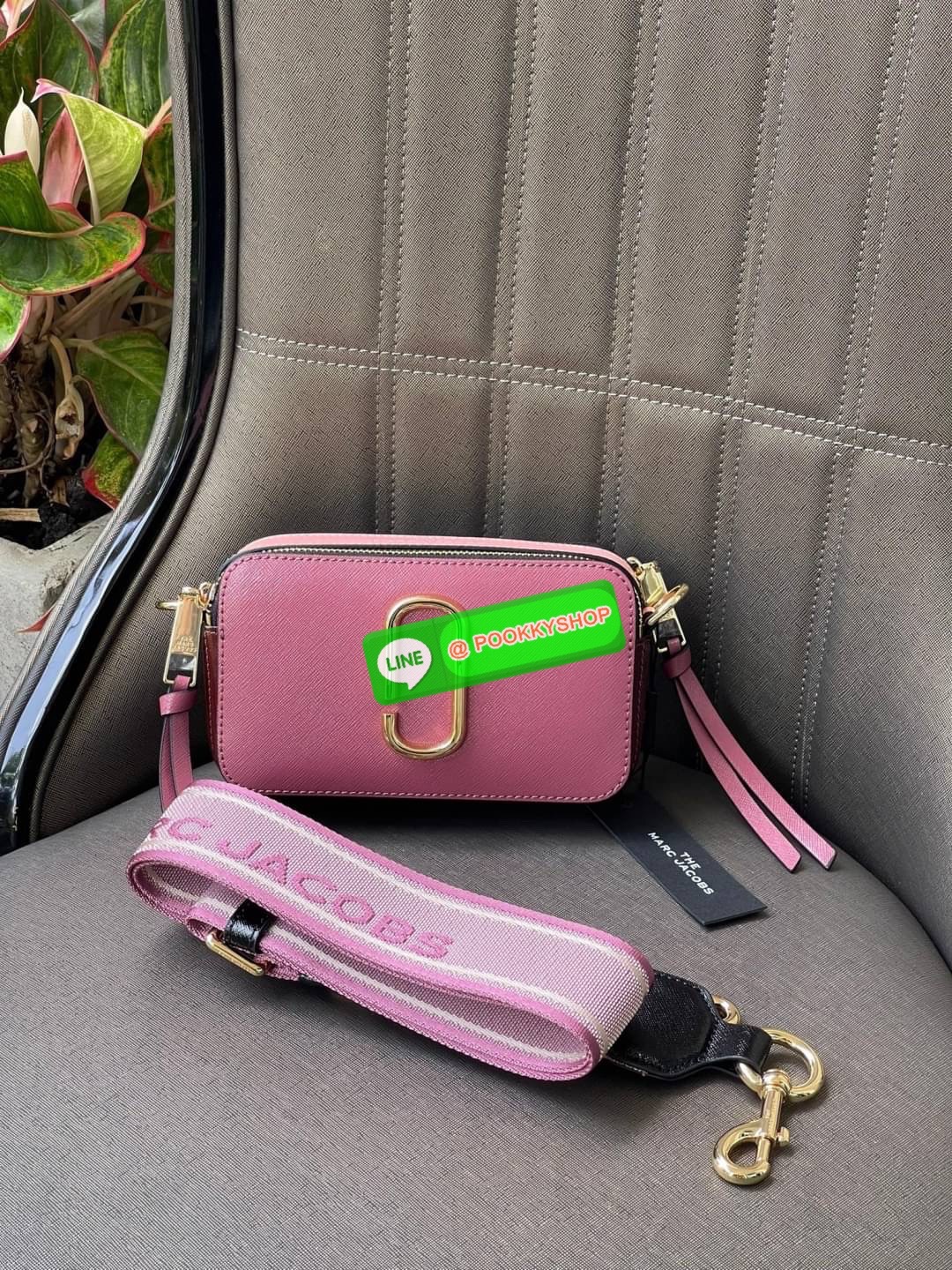 💕 Marc Jacobs Snapshot Bag กระเป๋าแบรนด์ดังจากสัญชาติอเมริกัน นับได้ว่ารุ่นนี้เป็นรุ่นทรงฮิตของ marc jacobs เลยทีเดียว โดยด้านหน้ากระเป๋าจะเป็นโลโก้แบบโลหะที่เป็นสัญลักษณ์ของแบรนด์นี้ มาพร้อมสายสะพายที่จะสะพายยังไงก็ดูโดดเด่น เพราะขนาดใหญ่ที่สกรีน