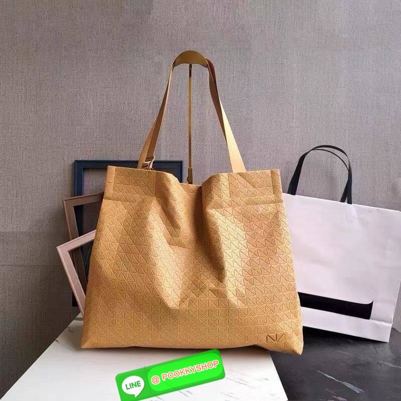 Baobao Issey Miyake Cart geometric L tote bag รูปทรงที่สร้างขึ้นโดยบังเอิญ' เสื้อผ้าที่มีโครงสร้างและได้รับการออกแบบทางวิศวกรรมอันเป็นเอกลักษณ์ของแบรนด์ ส่งต่อไปยังเครื่องประดับที่น่าประทับใจและไร้กาลเวลาเหล่านี้ กระเป๋าโท้ต Cart ประดิษฐ์ขึ้นจากการตั