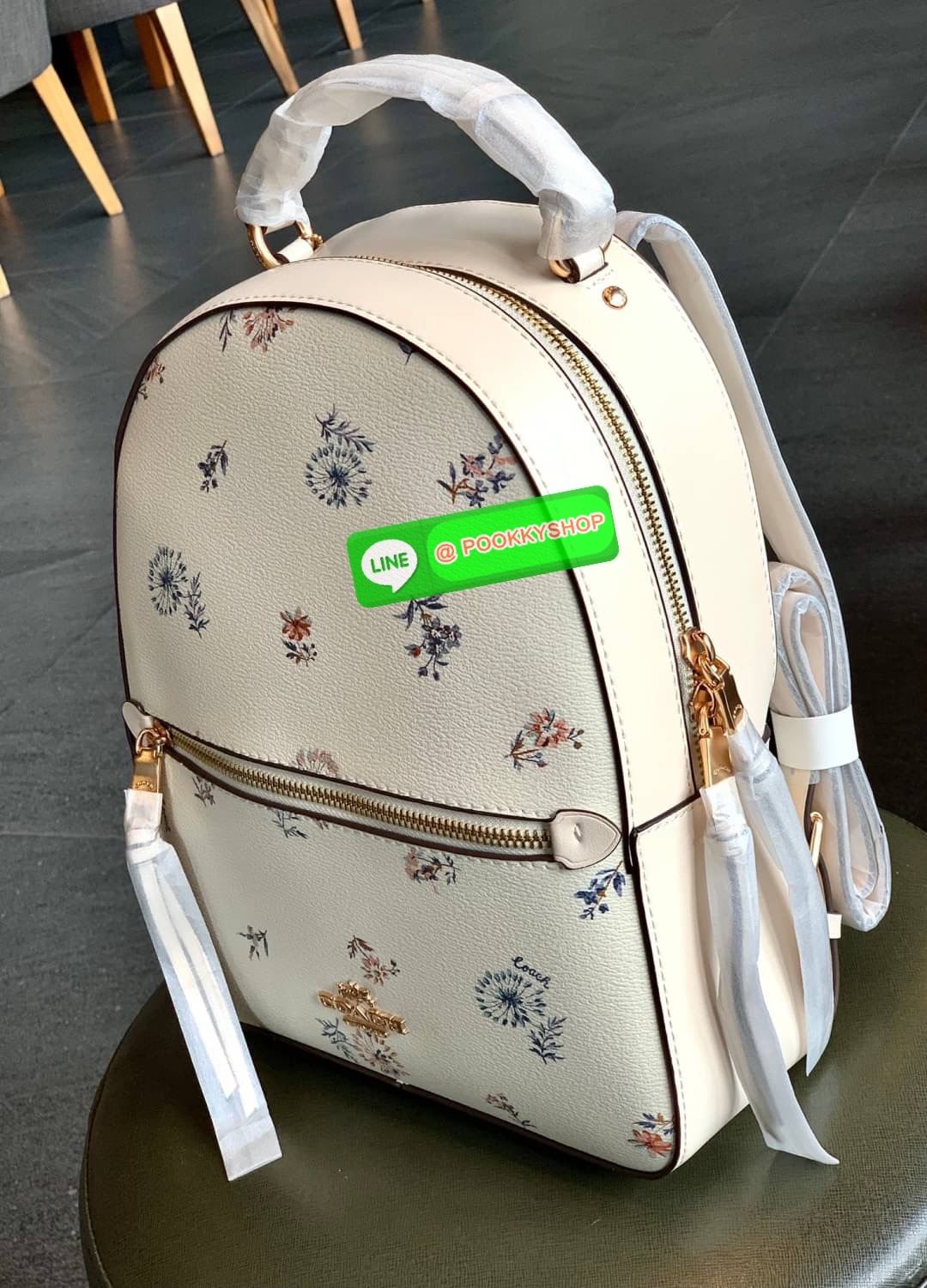 NEW IN! COACH JORDYN BACKPACK ((C1804//3011)) ไม่มียังไงไหว ต้องบอกว่าน้องสวยมากๆค่า! กระเป๋าสะพายหลังแบบมีหูหิ้ว หนังแแท้สวยค่ะ ❤️ทั้งใบปริ้นลายดอกไม้ สวยเด่ด สะดุดตาเลยทีเดียวค่ะ ด้านหน้ามีช่องซิปใส่มือถือหรือของจุกจิกลงไปได้ค่ะ เปิด-ปิดกระเป๋าแบ