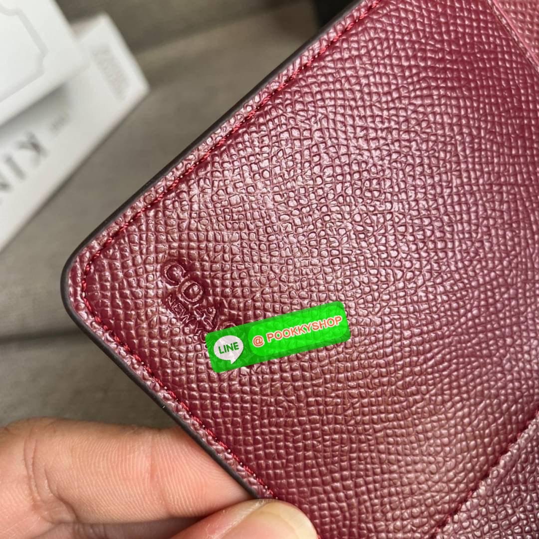 COACH 6390 MEDIUM CORNER ZIP WALLET กระเป๋าสตางค์ใบกลาง สีพื้นเรียบหรู วัสดุcrossgrain ภายในมีช่องใส่บัตรและธนบัตรได้ทุกชนิด มีช่องซิปใส่เหรียญ ขนาดกะทัดรัดพกพาง่าย คนชอบจัดระเบียบกระเป๋าสตางค์แนะนำเลยจ้า