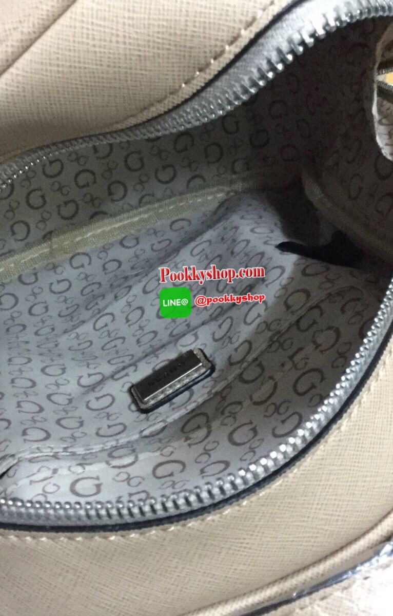 GUESS MINI BACKPACK BAG กระเป๋าเป้สะพายขนาดมินิ ซึ่งจัดว่าเป็น2way สามารถดึงสายสะพายออกมาให้เป็นสะพายไหล่หรือcrossbody วัสดุหนังsaffiano ด้านหน้ามี1ช่องเก็บของจุกจิก ช่องใหญ่เปิดปิดด้วยซิป ใส่มินิไอแพท กระเป๋าสตางค์ยาว ของจุกจิกได้อีกเยอะ ขนาดกำลังดีเลยที