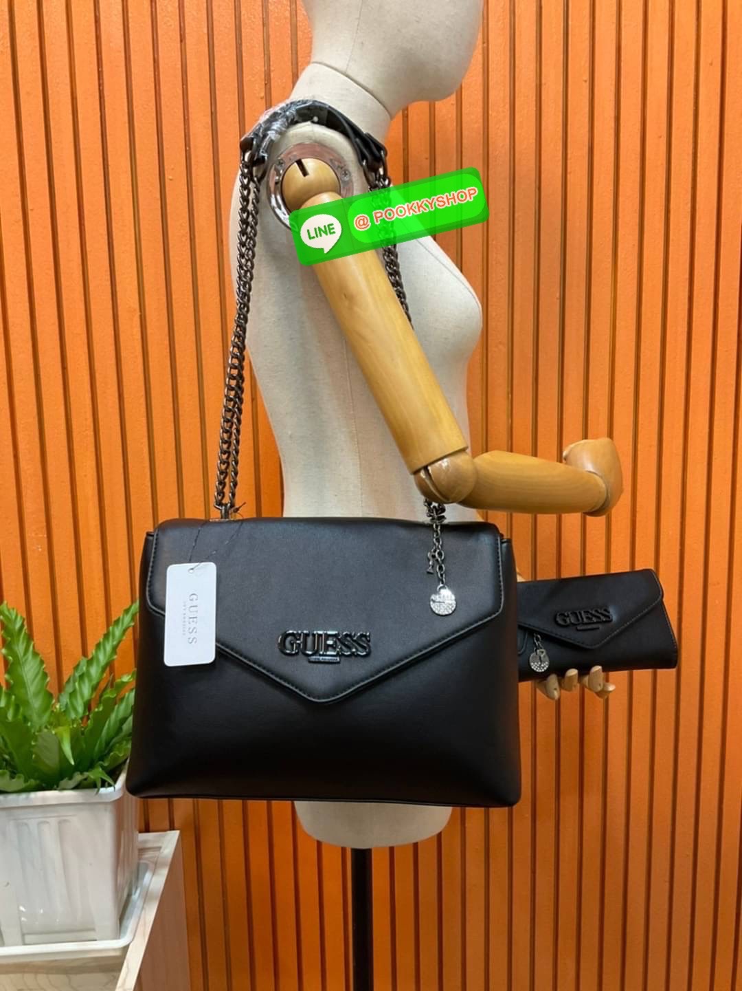 🚚 พร้อมส่ง 🚚 Guess Women’s Crossbody Bag Set สุดคุ้ม!!!! เซตสวยหรูดูแพง สวยจริงจริง ช้าหมด ราคานี้หาที่ไหนได้!! กระเป๋าสะพาย+กระเป๋าสตางค์ใบยาว มาพร้อมพวงกุญแจถอดออกได้ ด้านหน้าประดับโลโก้แบรนด์สวยโดดเด่น กระเป๋าสะพายไหล่ และสะพายข้าง cros
