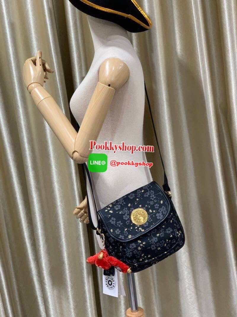 Kipling Nuria Shoulder Bag กระเป๋าสะพายคอลเลคชั่นล่าสุดของsatin camoรูปทรงสวยขนาดกระทัดรัด เปิดด้วยกระดุมแม่เหล็ก มีช่องกระเป๋าด้านหน้า มีช่องซิปหลัก ช่องซิปและช่องใส่ของจุกจิก พร้อมสายห้อยกุญแจด้านใน ด้านหลังมีช่องซิป สายสะพายเลื่อนปรับได้ตามต้องการ สะพา