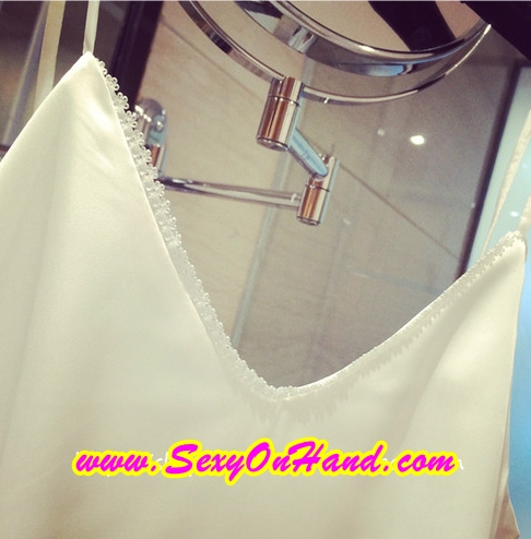 ชุดนอน คุณหนู ชุดนอนสายเดี่ยว ชุดนอน กางเกง ผ้าไหม สีขาว เนื้อผ้านุ่ม ลื่น ใส่สบาย ตัวเสื้อ แต่งชายเฉียง กางเกง แต่งชายด้วยลูกไม้ซีทรู สีขาวเข้ากับตัวชุด