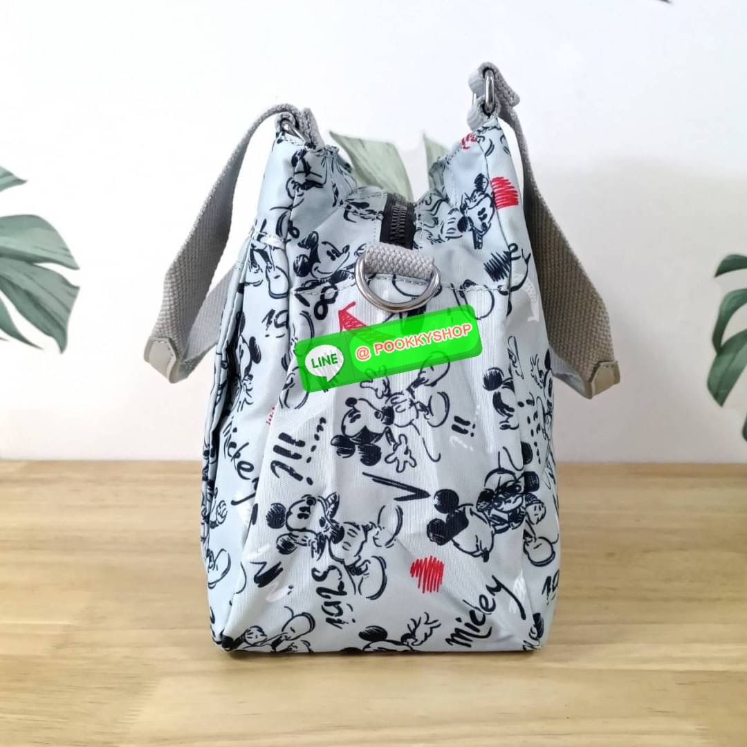 KIPLING ELISE HANDBAG กระเป๋าถือและสะพายไหล่ วัสดุ Nylon +Polyester ขนาดกำลังพอดี จุของได้มาก มีหูจับสองสาย ถือสะดวก น้ำหนักเบา มีช่องซิป ด้านหน้า ช่อง กระเป๋าหลักเปิด-ปิดด้วยซิป มี3 ช่องว่างใส่ของได้จุมากๆ ใส่มือถือได้ กระเป๋าสตางค์ใบยาว และ เครื่องสำอาง