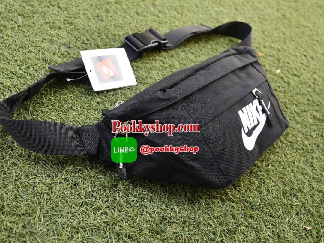 NIKIE TECH HIP PACK กระเป๋าขนาดพอเหมาะ คาดเอว สะพายข้าง เปิดปิดด้วยซิป 3 ช่อง (2 ช่องใหญ่ 1 ช่องเล็ก) วัสดุNylon น้ำหนักเบา โลโก้ด้านหน้า Nike เด่นชัด ภายในมีช่องใหญ่บนสุด มีช่องซิปเล็ดตาข่ายอีก 1 ช่อง จุของได้เยอะ สายคาดปรับได้ฟรีไซด์ สามารถใส่ไปเที่ยวแบ