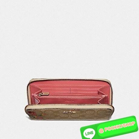 COACH F73345 ACCORDION ZIP WALLET IN SIGNATURE WITH LILY PRINT กระเป๋าสตางค์ใบยาว ลวดลายดอกลิลลี่ (lily)(lily)(lily) สีละมุนน่าใช้สุดๆ วัสดุหนังแคนวาสเคลือบ เปิด-ปิดด้วยซิปรอบ รูดใช้งานง่าย ใส่มือถือได้ ใส่บัตร ใส่ธนบัตรได้สบายๆ สวยเกินราคาแบบนี้ สาวๆห้าม