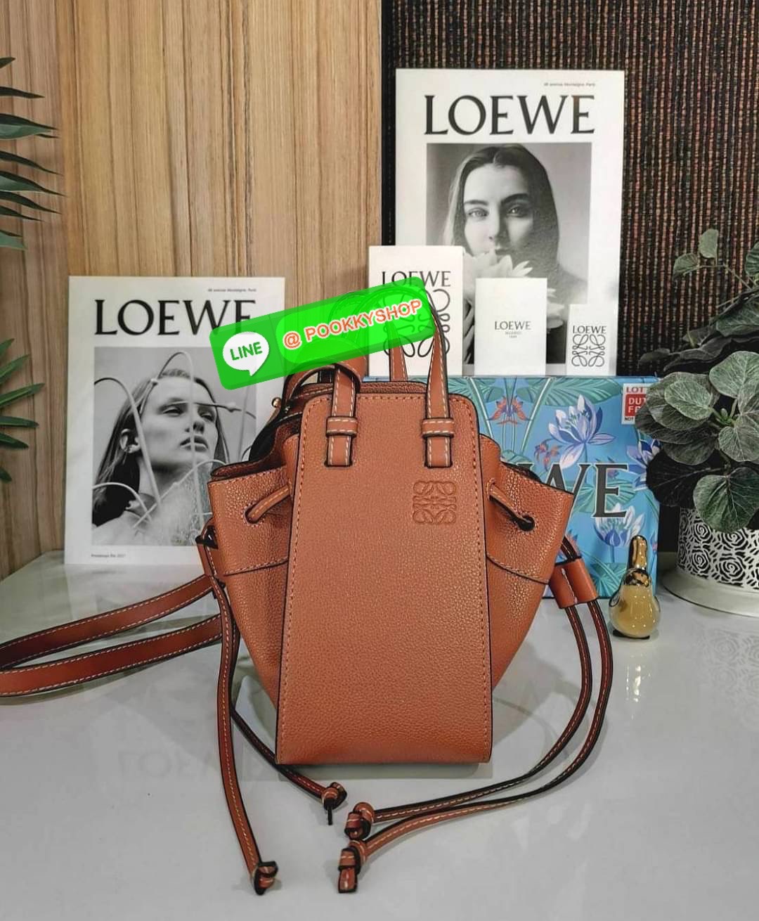 ✴️ห้ามพลาด!✴️LOEWE HANDLE & SHOULDER BAG GIFT WITH PURCHASE (GWP) กระเป๋าถือหรือสะพายหนังแท้พรีเมี่ยมกิ๊ฟ Limited จาก LOEWE PERFUME DUTYFREE รุ่น Rare items สุดๆวัสดุหนังแท้ Calfskin หนังสวยดีไซน์คงเอกลักษณ์แบรนด์ สามารถปรับใช้ได้หลายทรงด้าน