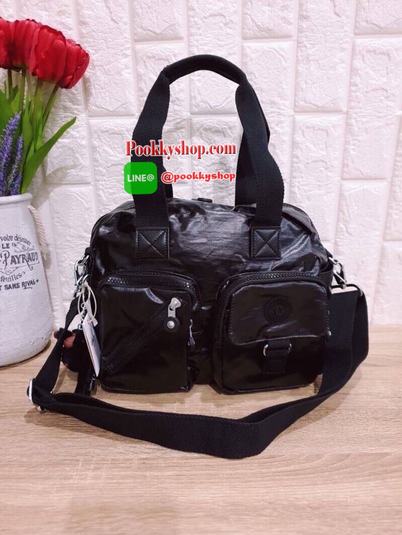 Kipling Women’s Defea Top-Handle Bag กระเป๋าถือหรือสะพายทรงตั้งสวย มีช่องใส่ของแยกเป็นสัดส่วนทั้งด้านในและนอก มีสายสะพายถอดและปรับความยาวได้ฟรีไซส์ มาพร้อมพวงกุญแจลิง น่าใช้คุ้มค่ามากๆจ้า
