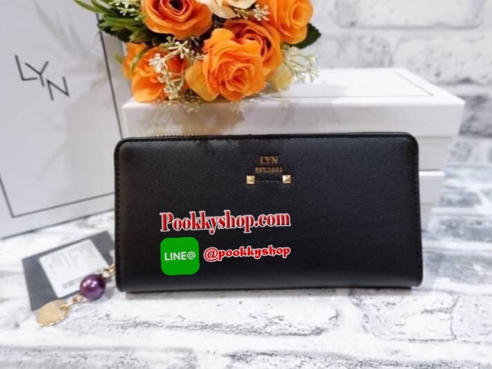 Lyn กระเป๋าสตางค์ใบยาว ด้านหน้าปั๊มโลโก้แบรนด์ แต่งโลหะทอง ด้านในมีช่องใส่บัตรเยอะมาก และมีช่องซิบ ตัวจับซิบแต่งไข่มุกเม็ดโตๆห้อยป้ายโลหะปั๊มโลโก้แบรนด์ด้วยสวยมากเกินหน้ามากค้าาา