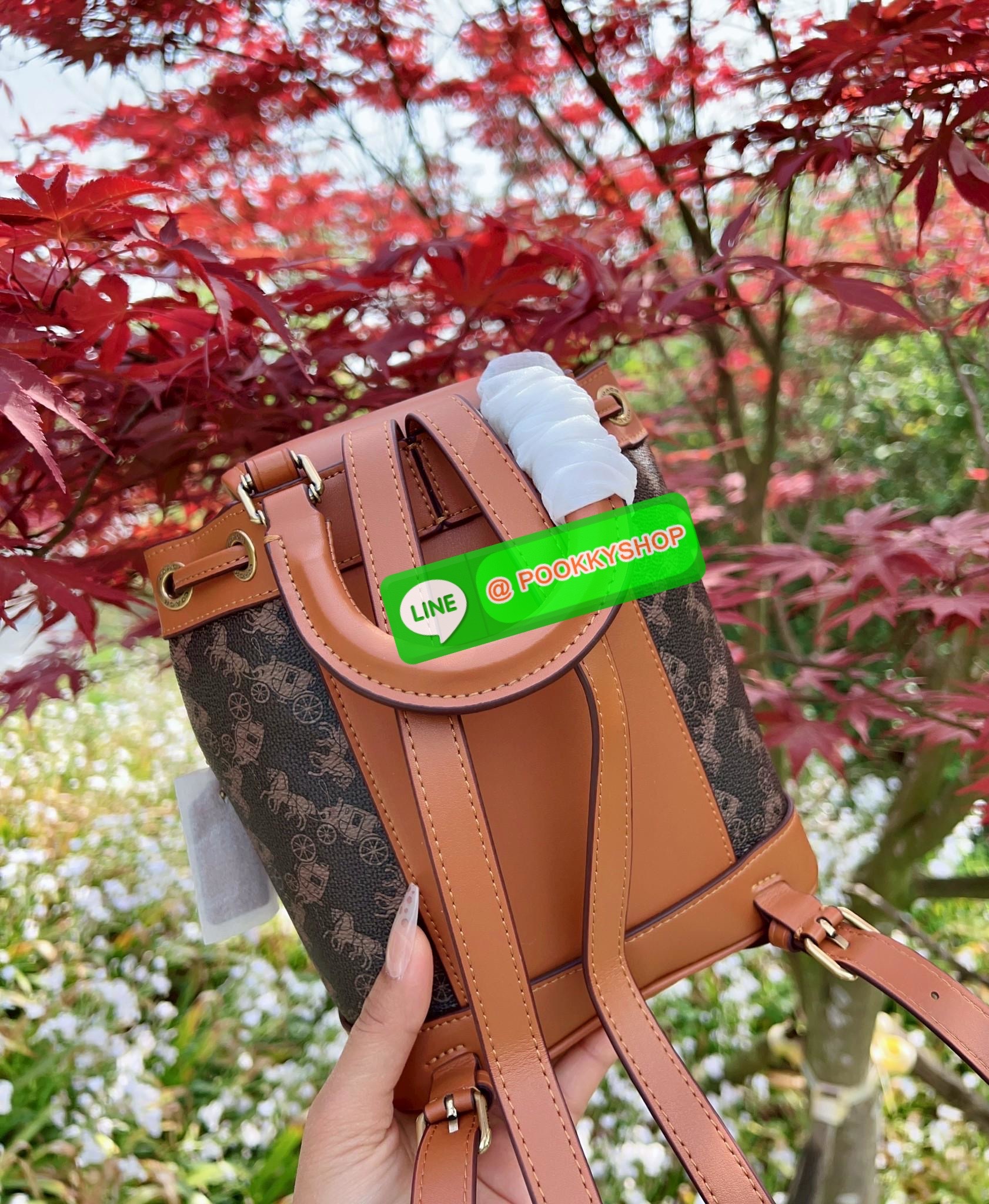 NEW ARRIVAL! **สินค้าเข้าใหม่** COACH HARPER BACKPACK WITH HORSE AND CARRIAGE PRINT ((CAM31)) 🔖พร้อมส่งใหม่ล่าสุด! กระเป๋าสะพายมีหูหจับด้านบน ที่สามารถพกพาไปไหนมาไหนได้ตลอดเวลา หนังแท้อย่างดีนิ่มสวย((หนังไม่แข็งทื่อนะคะ))ตัวกระเป๋าปริ้นท์ลายรถม้าอ