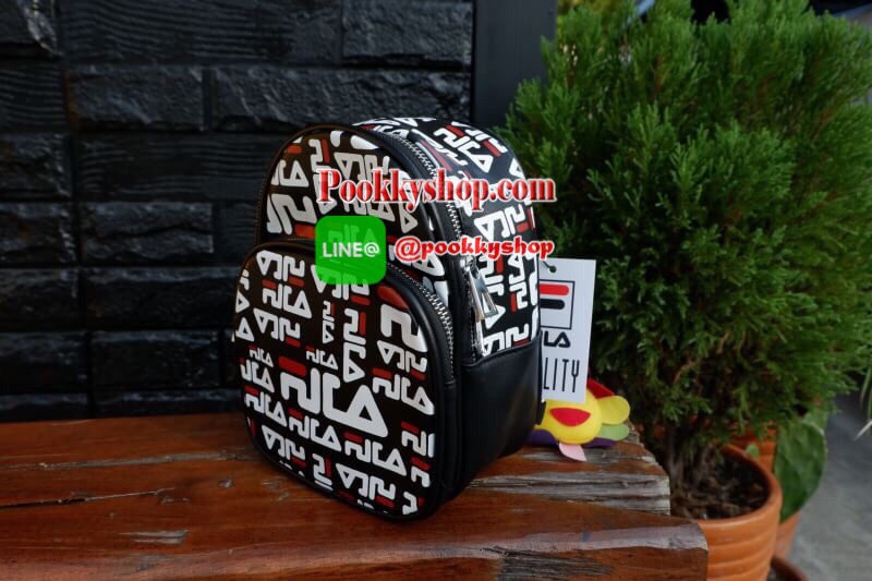 ส่งฟรีemsค่ะ FILA MiNI BACKPACK 2018 แบรนด์ที่กำลังมาแรงที่สุดในเกาหลีและไทยด้วยวัสดุหนังนิ่มคุณภาพดีตามแบบฉบับของแบรนด์ ขนาดกำลังดี น้ำหนักเบา ด้านหน้ามีโล้โก้และช่องซิป เปิดปิดด้วยซิปสะดวกใช้ ภายในมีช่องใส่ของ หูจับถนัดมือ สายสะพายปรับได้ freesize สามาร